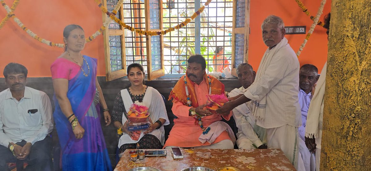bcpatilkourava's tweet image. ನಿಟ್ಟೂರು ಗ್ರಾಮದ ಶ್ರೀ ಚೌಡೇಶ್ವರಿ ದೇವಸ್ಥಾನಕ್ಕೆ ಇಂದು ಭೇಟಿ ನೀಡಿ, ದೇವಿಯ ದರ್ಶನ ಪಡೆದು, ಪ್ರಸಾದ ಕಾರ್ಯಕ್ರಮದಲ್ಲಿ ಭಾಗಿಯಾಗಲಾಯಿತು.
ಈ ಸಂದರ್ಭದಲ್ಲಿ ಸ್ಥಳೀಯ ಮುಖಂಡರು, ಗ್ರಾಮಸ್ಥರು ಹಾಗೂ ಭಕ್ತಾದಿಗಳು ಪಾಲ್ಗೊಂಡಿದ್ದರು.