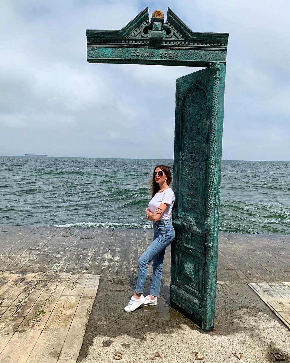 biligen's tweet image. Behind every door is the unknown. Take a brave step and the sea is wide open. 🌊Ὢ📷