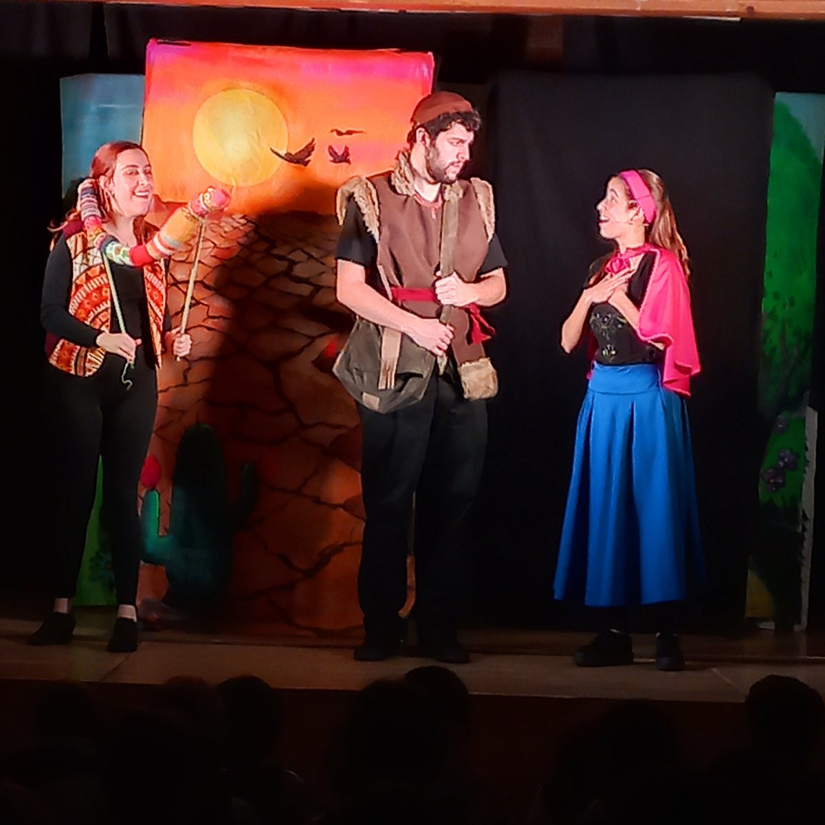 ImmaVedruna's tweet photo. L'alumnat de #4tPRIM gaudeix amb l'obra de teatre de @jumpingducks , "The Snow Queen".
#EnglishDay https://t.co/s7hB3zf1Wa