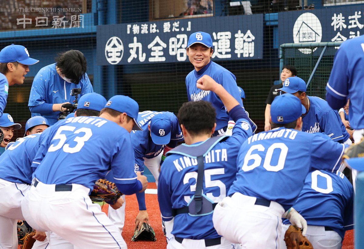 chunichiphoto's tweet photo. 【ドラゴンズ】開幕戦の声出しは大島選手です。#大島洋平 #中日新聞 #中日スポーツ https://t.co/06Dtann2Zf