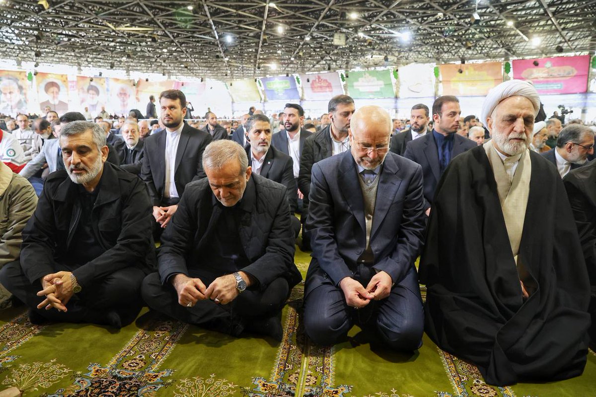 akkaf_ir's tweet image. #سران_قوا و سردار #حاجی_زاده در کنار هم در نماز جمعه روز #قدس 
عکس: حامد ملکپور