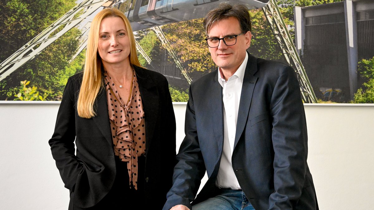 Übersetzung unserer Homepage, Smart-City-Projekte oder Dokumenten-Assistenten - all das funktioniert bereits mit künstlicher Intelligenz. Für einen verbindlichen Rahmen der KI in der Verwaltung #Wuppertal wurde jetzt eine Ethikrichtlinie geschaffen.➡️wuppertal.de/presse/meldung… (1/2)