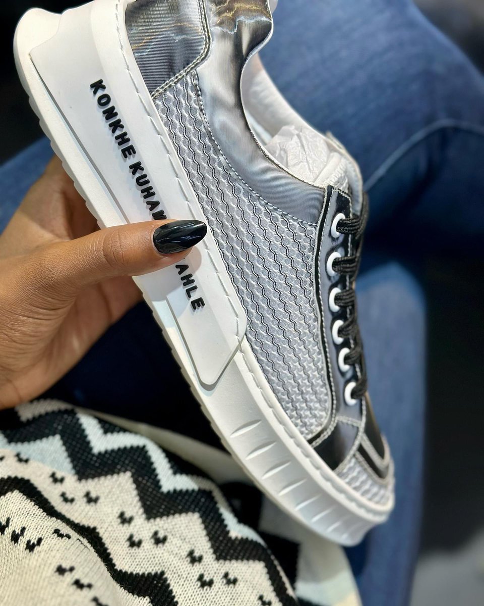 KonkheC's tweet image. Konkhe kuhamba kahle clothing Sneaker giveaway 👟❤️💃

Comment with your fav frame and size along with
#konkhekuhambakahleclothing  and stand a chance to win 🏆
