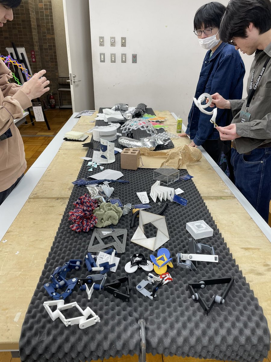 日本で開催する学会全てに設けても良いのでは？ORIGAMI WS by 館研究室はキッズが３日間ずっと製作に熱中していたよ。女性研究者の保護者から温かいフィードバックを貰って感無量。<a href="/LabOrigami/">TachiLab/OrigamiLab</a> ありがとうございました！！#CAADRIA2025