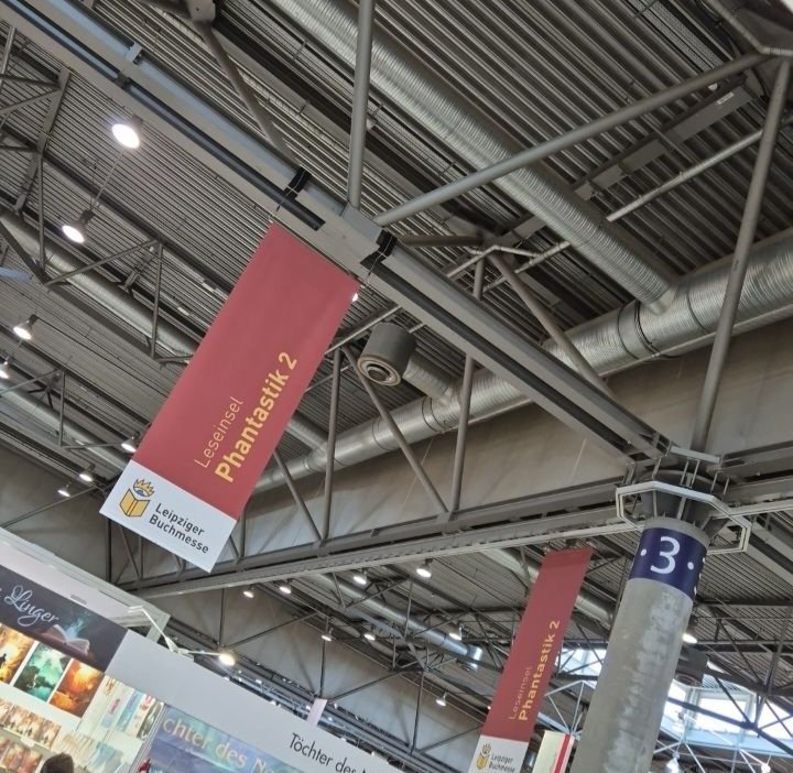 Wenn man den Ort der heutigen Lesungen sucht - aber man IM Stand einfach nur die Augen aufmachen müsste ... 🙄