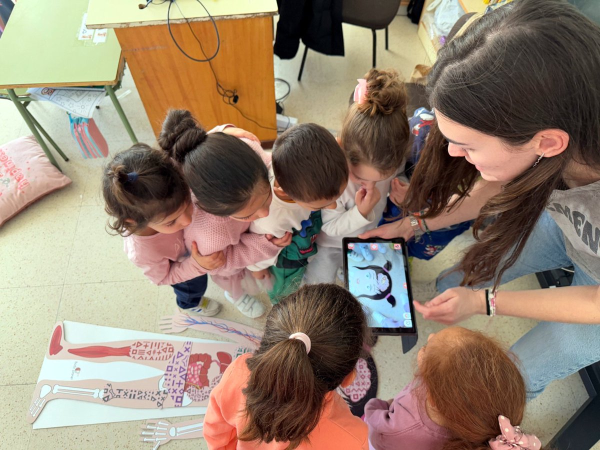 ¿Puede un aula rural de 9 alumnos aprender con la muñeca Amparo?
Experiencia de la maestra Violeta, alumna de <a href="/UBUEstudiantes/">Universidad Burgos</a> en prácticas en un CRA de Badajoz, con #RealidadAumentada.
Gracias al programa Generación Docentes <a href="/FPdGi/">Fundación Princesa de Girona</a> y <a href="/adfeinnovated/">Aulas del Futuro en Extremadura</a>. #AdF 
ubu.es/noticias/una-e…