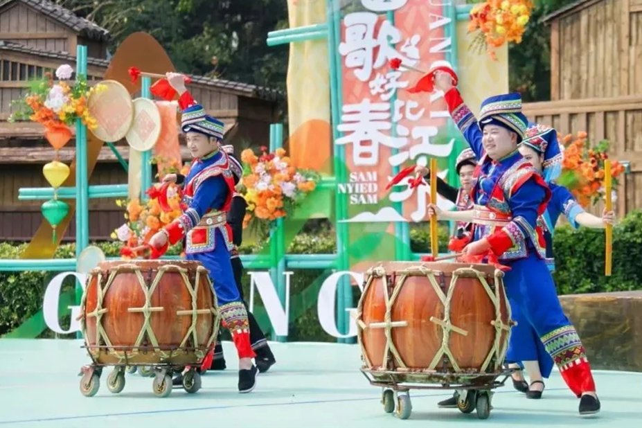 Against the stunning backdrop of Detian Transnational Waterfall, singers from #Guangxi and #Vietnam stand on traditional bamboo rafts, dressed in their vibrant ethnic attire, and their charming folk songs echo over the Guichun River. @ShanghaiEye @SichuanAma85658 

As the #Sasnyuesan Festival approaches, the #Detian Waterfall Scenic Area is gearing up for a spectacular celebration! Best of all, with the "One Ticket, Three-Day Access" policy, you can take your time exploring the stunning scenery and enjoying multiple festival events.

#VisitGuangxi2025 #SanyuesanFestival2025 #Chongzuo