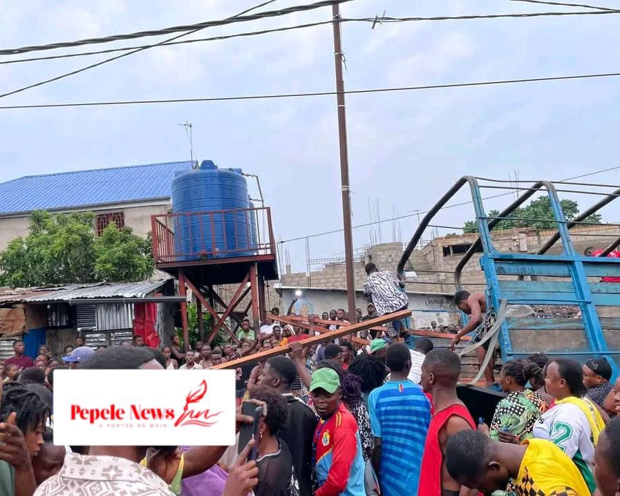 pepele_news's tweet photo. 🔴 ALERTE-INFO | Drame ce matin 28/3/25 à #MALUEKA, arrêt le manguier, dans la Commune de #NGALIEMA. Un accident tragique a coûté la vie à plusieurs personnes. Selon des témoins sur place, un véhicule transportant des planchers en bois a percuté un bus 207, ainsi que des femmes qui vendaient sur le bord de la route. Le receveur et plusieurs passagers ont succombé sur le coup. Le bilan, encore provisoire, est lourd et reste à confirmer. #RDC #KINSHASA @pepele_news
