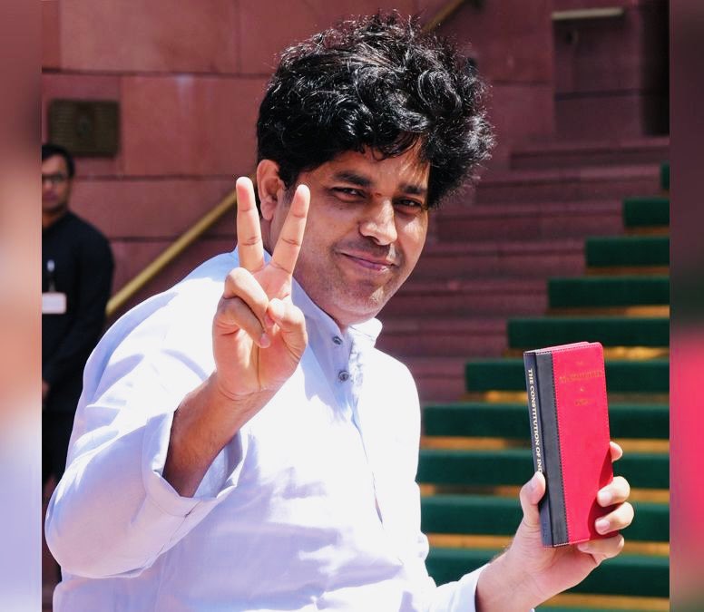 आज की रात बहुत गर्म हवा चलती है
आज की रात न फ़ुट-पाथ पे नींद आएगी
सब उठो, मैं भी उठूँ तुम भी उठो, तुम भी उठो
कोई खिड़की इसी दीवार में खुल जाएगी
- कैफ़ी आज़मी