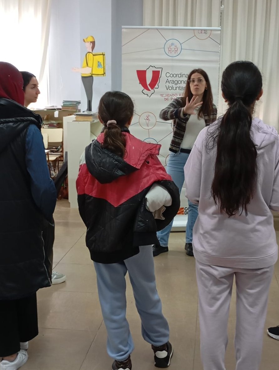 Estas semanas hemos estado en los recreos de diferentes institutos de la Ribera Alta hablando de voluntariado y promoviendo un ocio saludable y alternativo entre las personas jóvenes. ¿Te sumas al Voluntariado?
#aragonvoluntario #RiberaAltavoluntaria #competencias #economiasocial