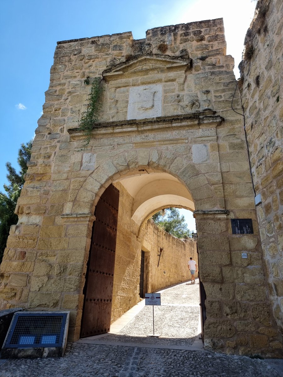 La #FortalezadelaMota es una visita 🔝: una ciudad medieval con alcazaba, iglesia abacial, bodegas, una botica medieval y un impresionante sistema de murallas con 3 líneas de muros y 7 puertas. Pero aún hay más... ¡Descubre el resto de Alcalá la Real! 👉🏻 mapaymochila.es/que-ver-alcala…