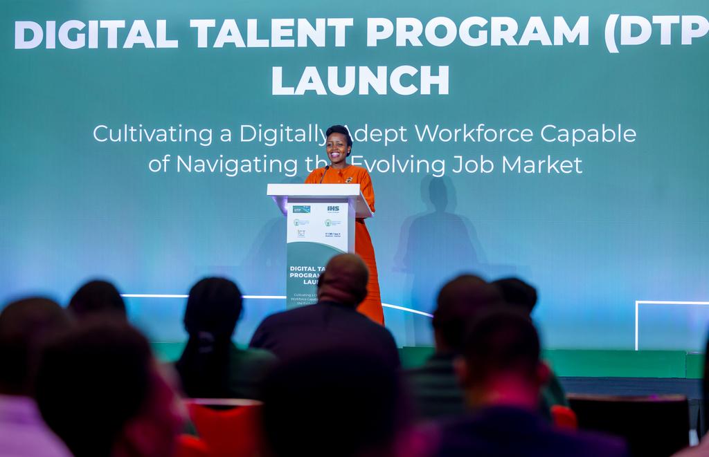 IGIHE's tweet image. AD: Mu Rwanda, hatangijwe #DigitalTalentProgram, gahunda y’amasomo y’ikoranabuhanga afasha urubyiruko kubona imirimo no kuyihangira, yigwa mu buryo bw’iyakure n’imbonankubone. 

Iyi gahunda izagera ku rubyiruko 20,000 ariko ku ikubitiro ikaba igamije gufasha abagera kuri 5,000 mu…