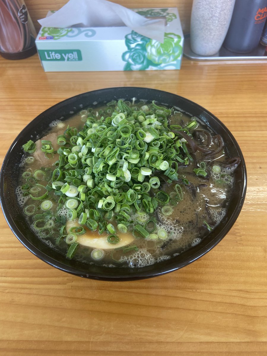 地元でよく行くラーメン屋🍜
麺の硬さに裏メニューがあったの初めて知った❗️

「湯気通し」より硬いものが2つあり、一番硬いのは「生」🫢

その名の通り麺を茹でないらしいのですが、「あくまで自己責任で」とのこと。

さすがにそれを食べる勇気はない😰
