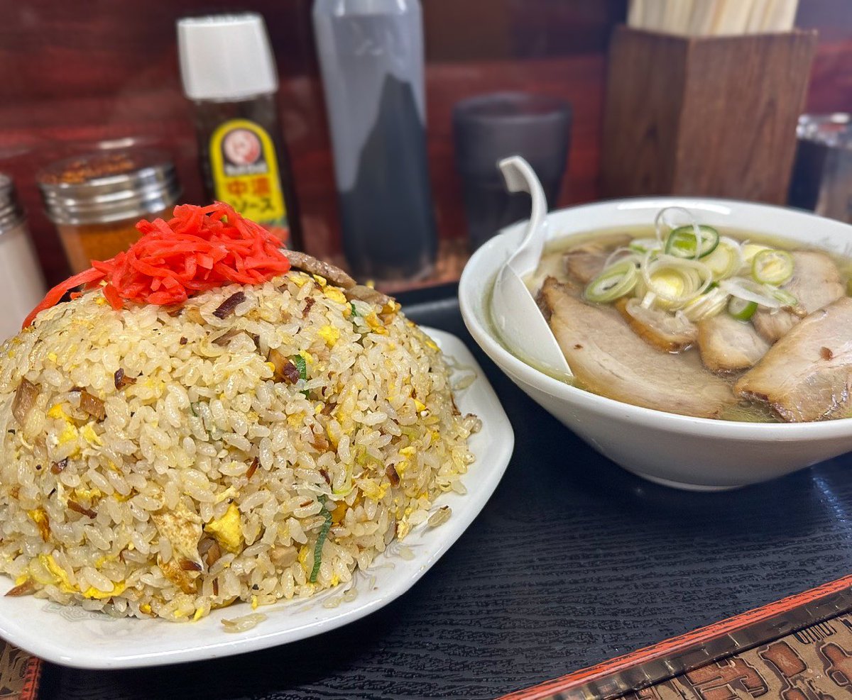 私：チャーハンひとつお願いします。
主：はいよ。チャーハンひとつね。

主：ハイ！まず先にスープね
主：そんでチャーハンね。お待ちどう！

爆盛りチャーハンとフルサイズのチャーシューメ...いやスープを前に食えるもんなら食ってみろと言わんばかりの店主の不敵な笑み
その挑戦、受けて立とう。