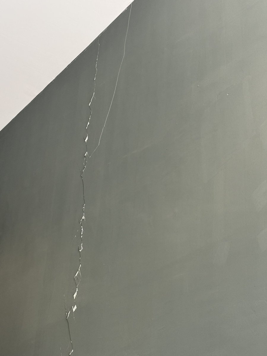 ppnaravit's tweet image. ผมปลอดภัยดีนะครับ สอบเสร็จกำลังจะขึ้นลิฟต์ ละรู้สึกเวียนหัวตอนแรกคิดว่าอาจจะเป็นเพราะ น้ำตาลตก ละก็มีคนบอกว่าแผ่นดินไหว เป็นครั้งแรกในชีวิต ที่เห็นผนังตึกร้าวต่อหน้าต่อตา ขอให้ทุกคนปลอดภัยนะครับ🫶🏻