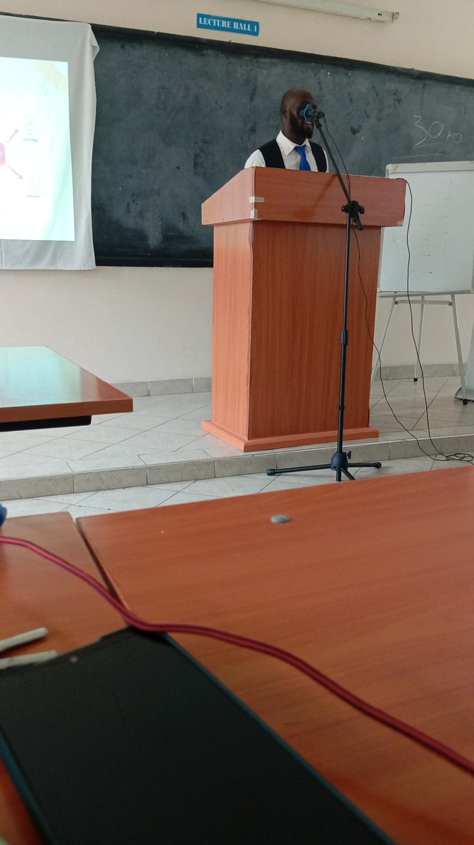 Peter01345427's tweet photo. Sylvester Oluoch Elaborating a Brand identity and it's importance 
#AjiraDigiPreneurs https://t.co/3Np3pNuMHA