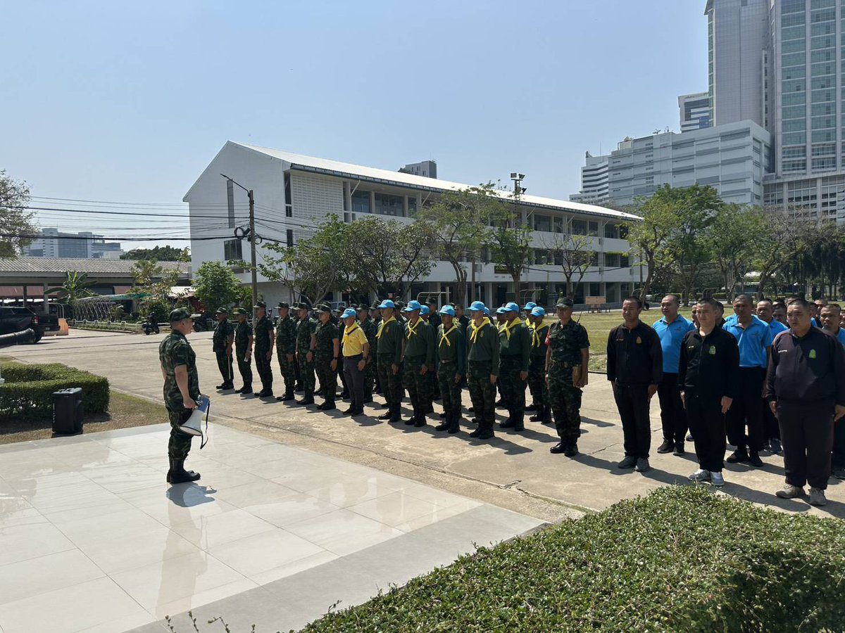 armypr_news's tweet photo. ผบ.ทบ.ยกเลิกภารกิจ จชต. บินด่วนกลับ กทม. ประชุมด่วนสั่งการหน่วยทหารเร่งช่วยเหลือประชาชนจากแผ่นดินไหว

     ช่วงบ่ายวันที่ 28 มีนาคม 2568 หลังจากเกิดเหตุแผ่นดินไหวในหลายจังหวัดของประเทศไทย ซึ่งส่งผลให้เกิดความเสียหายต่อประชาชนเป็นวงกว้าง พลเอก พนา แคล้วปลอดทุกข์ ผู้บัญชาการทหารบก/ผู้อำนวยการศูนย์บรรเทาสาธารณภัยกองทัพบก ได้ยกเลิกภารกิจในพื้นที่จังหวัดชายแดนภาคใต้ (จชต.) และเดินทางกลับมายังกองบัญชาการกองทัพบกโดยด่วน

     พร้อมทั้งเรียกประชุมศูนย์บรรเทาสาธารณภัยกองทัพบกเป็นการเร่งด่วน เพื่อรับทราบสถานการณ์และสั่งการให้กำลังพลออกช่วยเหลือประชาชนที่ได้รับผลกระทบจากเหตุแผ่นดินไหว ร่วมกับทุกภาคส่วน ผ่านกลไกของศูนย์บรรเทาสาธารณภัยกองทัพบก และศูนย์ประสานโครงการจิตอาสาพระราชทานกองทัพบก ระดมกำลังพล และเครื่องมือบรรเทาสาธารณภัย รวมถึงความพร้อมด้านการแพทย์จากโรงพยาบาลทหารของกองทัพบก เข้าช่วยเหลือประชาชนในทันที นอกจากนี้ ยังได้สั่งการให้หน่วยทหารในพื้นที่ที่ได้รับผลกระทบ สำรวจความเสียหายและให้การช่วยเหลือกำลังพลรวมทั้งครอบครัวควบคู่กันไปด้วย

      ล่าสุดกองทัพบกโดย กองพลทหารม้าที่ 2 รักษาพระองค์ ได้จัดกำลังช่วยเหลือในการอพยพประชาชนจากอาคารและ โรงพยาบาลในพื้นที่ใกล้เคียง พร้อมเปิดพื้นที่หน่วยรองรับผู้อพยพที่ได้รับผลกระทบ เพื่อเป็นจุดรวมพล อำนวยความสะดวกให้กับประชาชนในบริเวณใกล้เคียง ได้มาใช้เป็น
จุดพักคอยเพื่อความปลอดภัย เนื่องจากเป็นที่โล่งแจ้ง ห่างจากอาคารสูง โดยพื้นที่ดังกล่าว สามารถรองรับประชาชนได้มากถึง 5,000 คน

สำหรับประชาชนที่ต้องการความช่วยเหลือสามารถติดต่อศูนย์บรรเทาสาธารณภัยกองทัพบกได้ที่
· ภาคกลาง 02-297-7648
· ภาคตะวันออกเฉียงเหนือ  044-248-948
· ภาคเหนือ 055-242-859
· ภาคใต้  075-383-405
......................…....................
ศูนย์ประชาสัมพันธ์กองทัพบก โดยทีมโฆษกกองทัพบก, 28 มีนาคม 2568