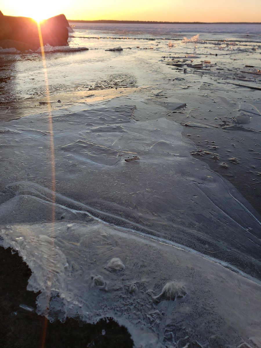 anonymouscaper's tweet image. Over and Under.
More ice coming this weekend perhaps #onstorm #icestorm #canadianspring #outlikealion #naturephotography #HappyFriday