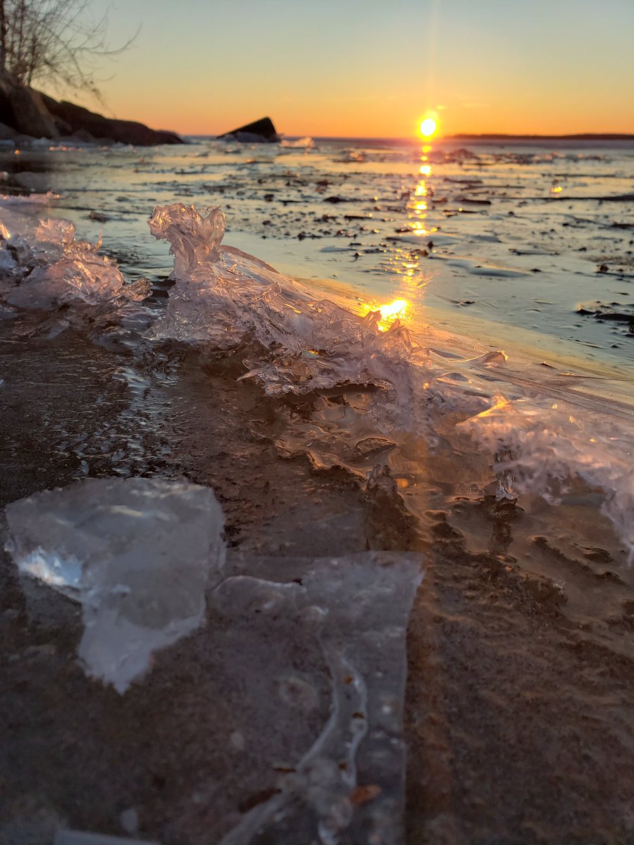 anonymouscaper's tweet image. Over and Under.
More ice coming this weekend perhaps #onstorm #icestorm #canadianspring #outlikealion #naturephotography #HappyFriday