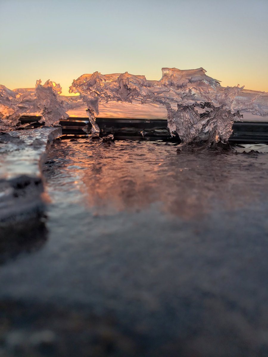 anonymouscaper's tweet image. Over and Under.
More ice coming this weekend perhaps #onstorm #icestorm #canadianspring #outlikealion #naturephotography #HappyFriday
