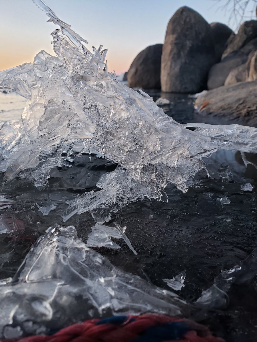 anonymouscaper's tweet image. Over and Under.
More ice coming this weekend perhaps #onstorm #icestorm #canadianspring #outlikealion #naturephotography #HappyFriday