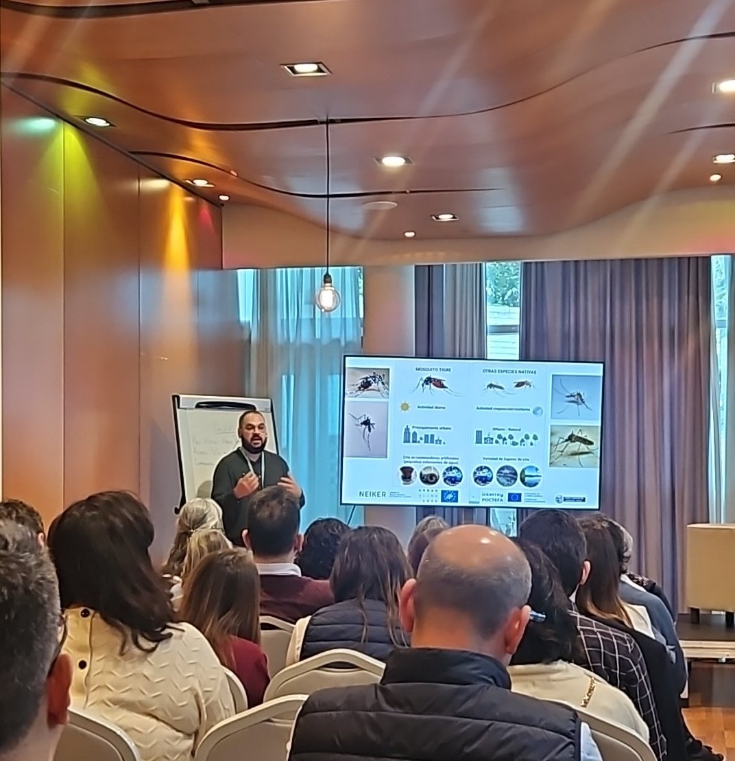 Aitor Cevidanes alerta sobre la expansión de especies como Aedes albopictus y Aedes japonicus en el norte de la Península Ibérica, y la necesidad de un seguimiento especial en puertos y aeropuertos ante la posible introducción de Aedes aegypti.