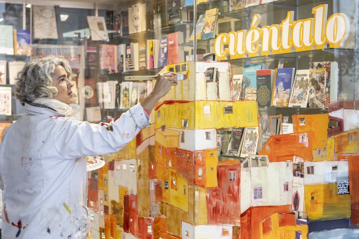 Festival CUÉNTALO (@cuentalofest) on Twitter photo La arquitecta Leticia Ruifernández que participó en el Festival Cuéntalo 2024 organizado por el <a href="/AytoLogrono/">Ayuntamiento Logroño</a> dibuja en ‘La Ciudad’ escenas urbanas narradas por Zadie Smith, Clarice Lispector, Valeria Luiselli o Igiaba Scego
📌 Más info en elpais.com/cultura/del-ti… La arquitecta Leticia Ruifernández que participó en el Festival Cuéntalo 2024 organizado por el <a href="/AytoLogrono/">Ayuntamiento Logroño</a> dibuja en ‘La Ciudad’ escenas urbanas narradas por Zadie Smith, Clarice Lispector, Valeria Luiselli o Igiaba Scego
📌 Más info en elpais.com/cultura/del-ti…
