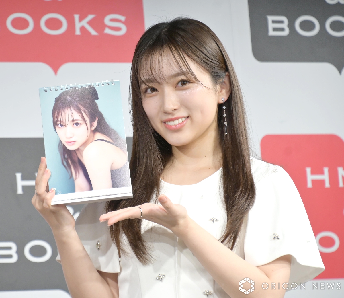 矢吹奈子、カレンダーで自然体ショット💕 「メイク薄いと赤ちゃんに