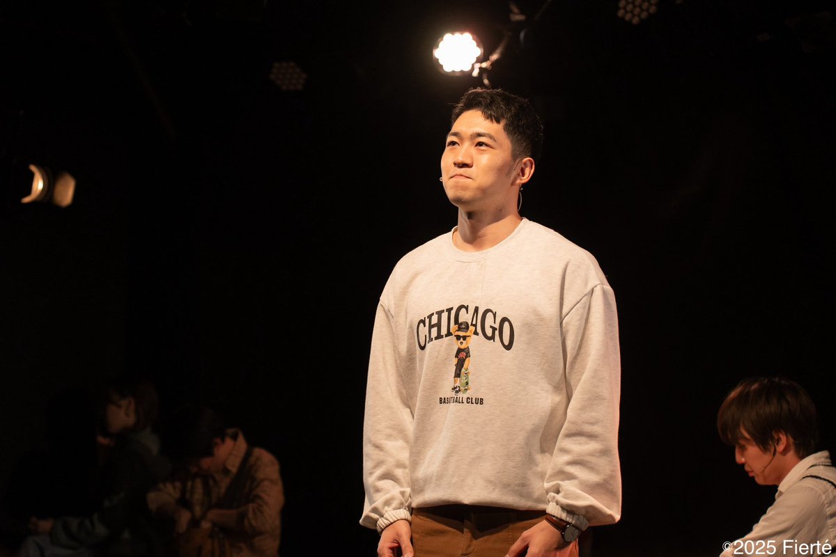 Fierte_stage's tweet photo. \ 📸本日の舞台写真📸 /

ミュージカル「THE THEORY OF RELATIVITY-相対性理論-」
#セオリラ

✏️ライアン✏️
次々と起こり続ける環境の変化に戸惑いつつも確固たるものを見つけまっすぐ生きようとするライアン。
舞台上にはキュートな家族たちも❣️
🍎@Naobabu 
🍊@yuto_sugiyama 

撮影：#曽我虹輝 さん https://t.co/fFtTex1e25