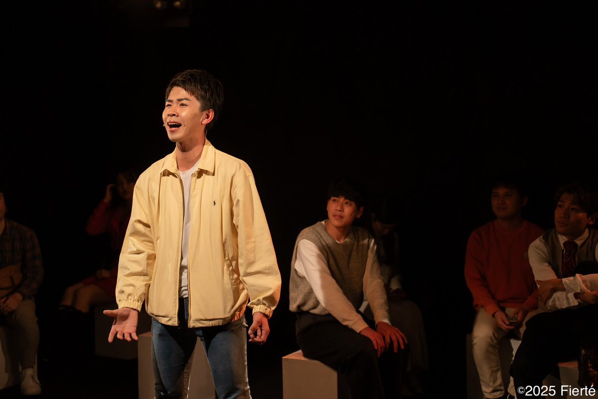 Fierte_stage's tweet photo. \ 📸本日の舞台写真📸 /

ミュージカル「THE THEORY OF RELATIVITY-相対性理論-」
#セオリラ

✏️ライアン✏️
次々と起こり続ける環境の変化に戸惑いつつも確固たるものを見つけまっすぐ生きようとするライアン。
舞台上にはキュートな家族たちも❣️
🍎@Naobabu 
🍊@yuto_sugiyama 

撮影：#曽我虹輝 さん https://t.co/fFtTex1e25