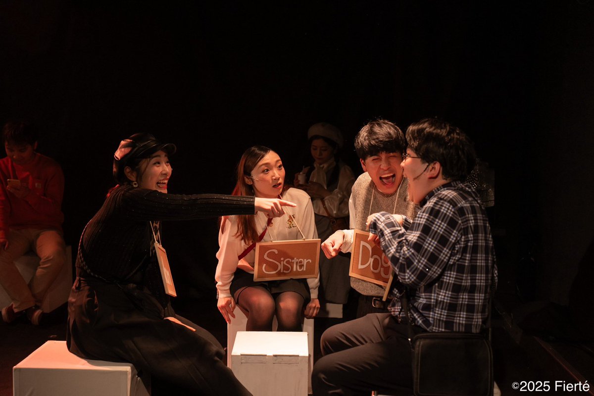 Fierte_stage's tweet photo. \ 📸本日の舞台写真📸 /

ミュージカル「THE THEORY OF RELATIVITY-相対性理論-」
#セオリラ

✏️ライアン✏️
次々と起こり続ける環境の変化に戸惑いつつも確固たるものを見つけまっすぐ生きようとするライアン。
舞台上にはキュートな家族たちも❣️
🍎@Naobabu 
🍊@yuto_sugiyama 

撮影：#曽我虹輝 さん https://t.co/fFtTex1e25