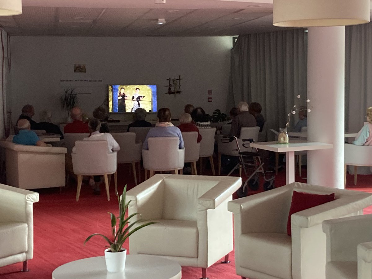 Hier après midi  l’un de nos résidents a organisé  une animation sur Mozart 🎶🎼🎵

Au fait! Saviez vous que à 14 ans, Mozart écoute une seule fois le misère d’Allegri, interdit à la copie, et le retranscrit de mémoire. Au lieu d’être puni, il est Felicité par le pape!  🎉