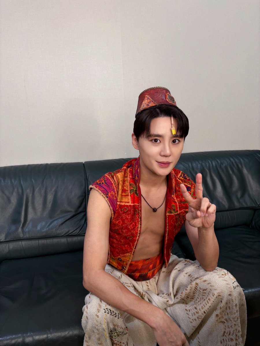 Junsu_PALMTREE's tweet photo. 김준수에서 샤라딘이 되기까지🤴🏻

마법보다 더 마법같은 뮤지컬 알라딘 
분장실 알바 랜선 체험…⭐️

🕌 https://t.co/miUMCRErlu

잠시후 7시30분 저녁공연에서 만나요 👋🏻

#김준수 #KIMJUNSU #XIA
#XIA준수 #ジュンス #金俊秀
#PALMTREEISLAND https://t.co/Niq2NW7Awh