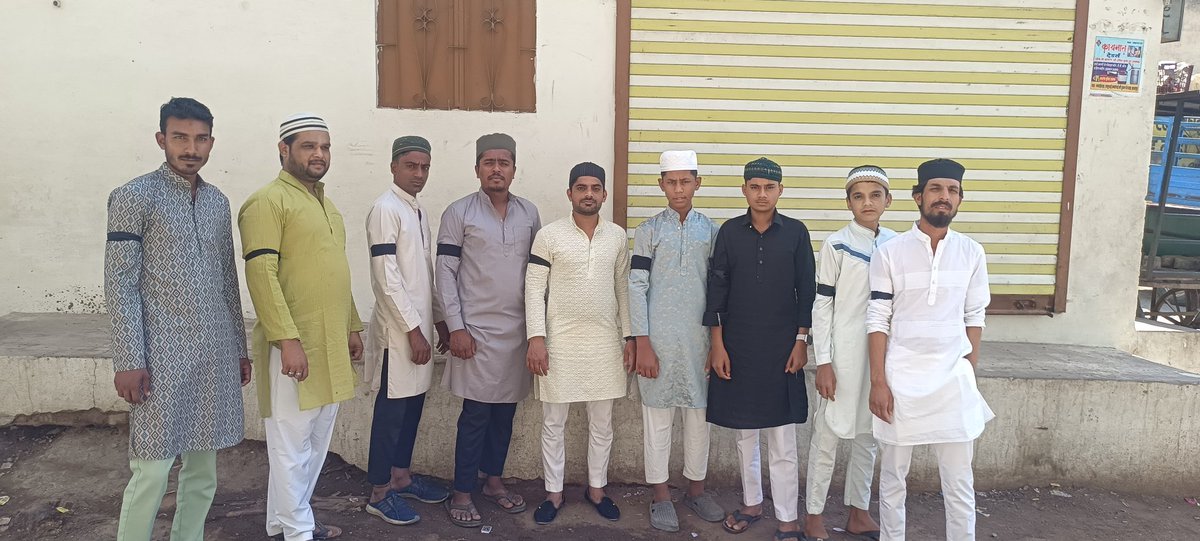 SheikhS56250815's tweet photo. रमज़ान के आखरी जुमा यानी जुमा-तुल-विदा के दिन करोड़ों भारतीय मुसलमानों ने अपने हाथ पर काली पट्टी बांधकर Waqf Amendment Bill 2024 के खिलाफ शांतिपूर्ण विरोध दर्ज कराया। मुसलमान इस बिल को REJECT करते हैं
हम सरकार से मांग करते हैं की वह इस असंवैधानिक वक्फ़ संशोधन बिल को तुरंत वापस ल https://t.co/T1SMp6g1c5