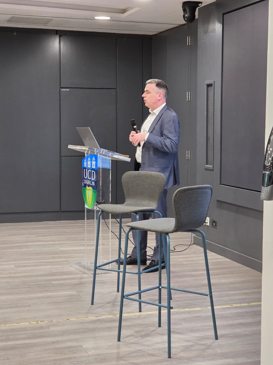HumanitiesUCD's tweet image. Tús bríomhar curtha leis an bhfóram ar na meáin Ghaeilge in @ucddublin ag Uachtarán UCD @OrlaFeely, Rónán Ó Domhnaill @CNaM_ie, Príomhoide an Choláiste, an tOllamh Regina Uí Chollatáin, agus MC an lae, Áine Ní Bhreisleáin.

A lively start to our forum on Irish-language media…