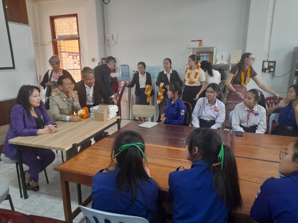 <a href="/AFD_France/">Agence Française de #Développement (AFD) 🇫🇷 🇪🇺</a> <a href="/EFEO_Paris/">EFEO</a> L’Ambassadrice a ensuite visité le lycée Savanh de Savannakhet, établissement bilingue faisant partie du réseau LabelFrancEducation. L’année 2025 marque un jalon important dans la coopération bilatérale avec le 30ème anniversaire du dispositif bilingue lao-français.