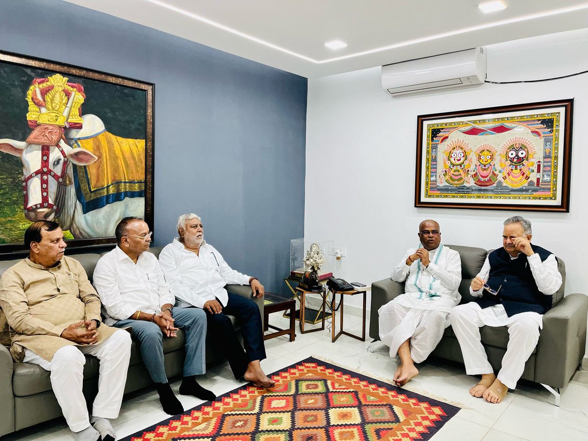 Chandrakar_Ajay's tweet photo. आज भुवनेश्वर, ओडिशा में माननीय केंद्रीय मंत्री श्री धर्मेंद्र प्रधान जी के आवास पर पहुँचकर उनके पूज्य पिताश्री एवं पूर्व केंद्रीय मंत्री स्वर्गीय डॉ. देवेंद्र प्रधान जी को श्रद्धासुमन अर्पित कर विनम्र श्रद्धांजलि दी।

अटल जी की सरकार में केंद्रीय मंत्री रहते हुए उन्होंने उत्कृष्ट कार्य किए। जीवन भर राष्ट्रसेवा को समर्पित रहे। उनका निधन सार्वजनिक जीवन की अपूरणीय क्षति है।
 
ईश्वर से प्रार्थना है कि दिवंगत आत्मा को शांति एवं सद्गति प्राप्त हो एवं परिजनों को यह अपार दुख सहने की शक्ति प्रदान करें ।

@dpradhanbjp