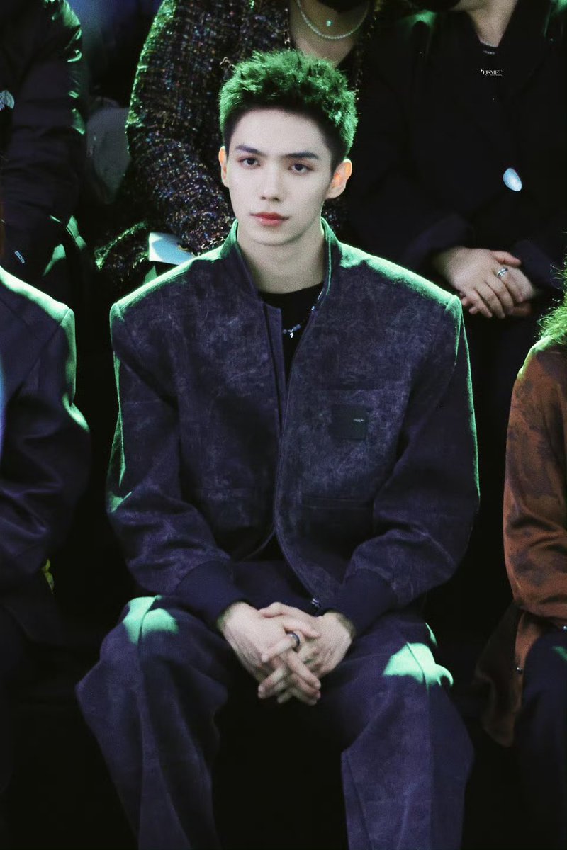 ผู้ชายคนนี้เหมาะกับสีเขียวที่สุด😍💚🚢🚢

 #LuoYiZhou
#罗一舟
#หลัวอีโจว