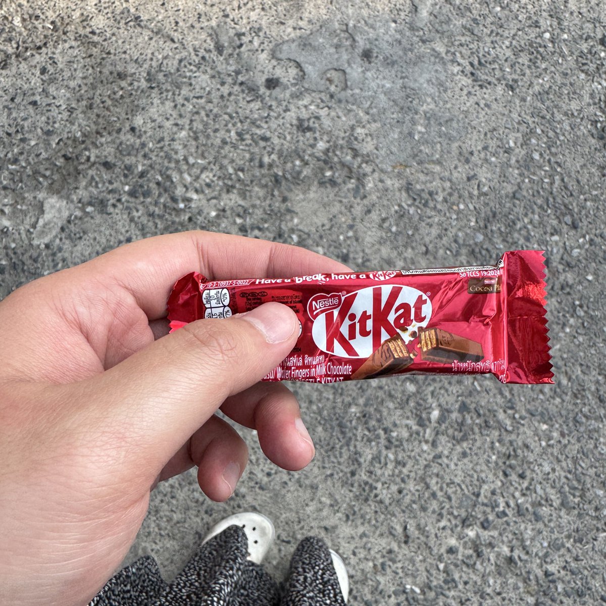 จะออกรพ.เด้กยืนขนมมาให้ หาพี่ตั้งนาน จะมาขอบคุณที่พาแม่ไปคลอด พ่อน้องมองป้ายบอกชื่อเพราะดี ขอเอาไปตั้งชื่อลูกนะ เขาเกิดมาปลอดภัยก็เพราะนี่ด้วย ขอบคุณมาก คืออีโมจนต้องฮึบมาร้องไห้ที่ห้อง ในวันที่แย่ก็มีคนที่ใจดีกับจล 😭😭😭😭😭😭😭😭😭😭😭 ขอให้หนูเกิดมาแข็งแรงนะ