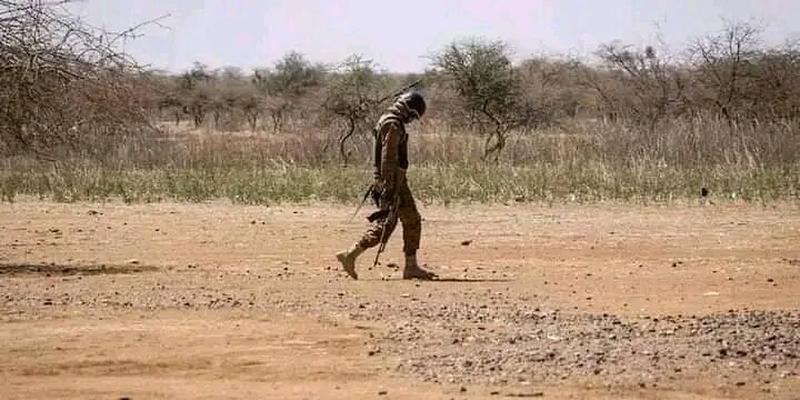 Intelligency225's tweet photo. Au #BurkinaFaso 🇧🇫, Même les FDS glorifiées chaque jr pour mieux les endormir, sont ponctionnées.
Leurs salaires diminuent pendant que le #MPSR2 s’enrichit. En première ligne contre les groupes terroristes, ils doivent payer l’effort de guerre ? Votre chute est inévitable. https://t.co/sjWzJOgGp0