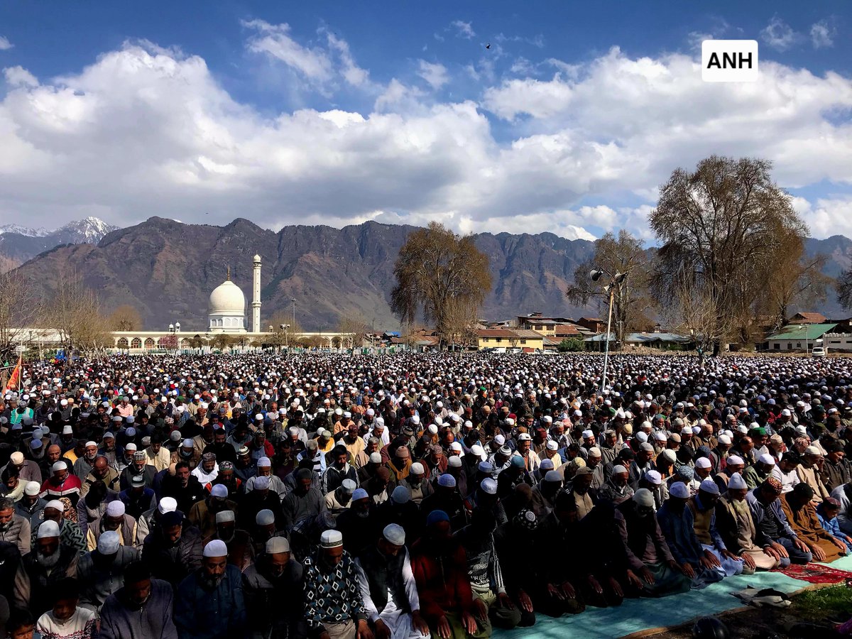 AsianNewsHub's tweet photo. InPictures: Sea of worshippers offer Jummat-ul-Vida prayers at Hazratbal Shrine in Srinagar.
Photos #Sahilmir https://t.co/LJyPoSZJ4s