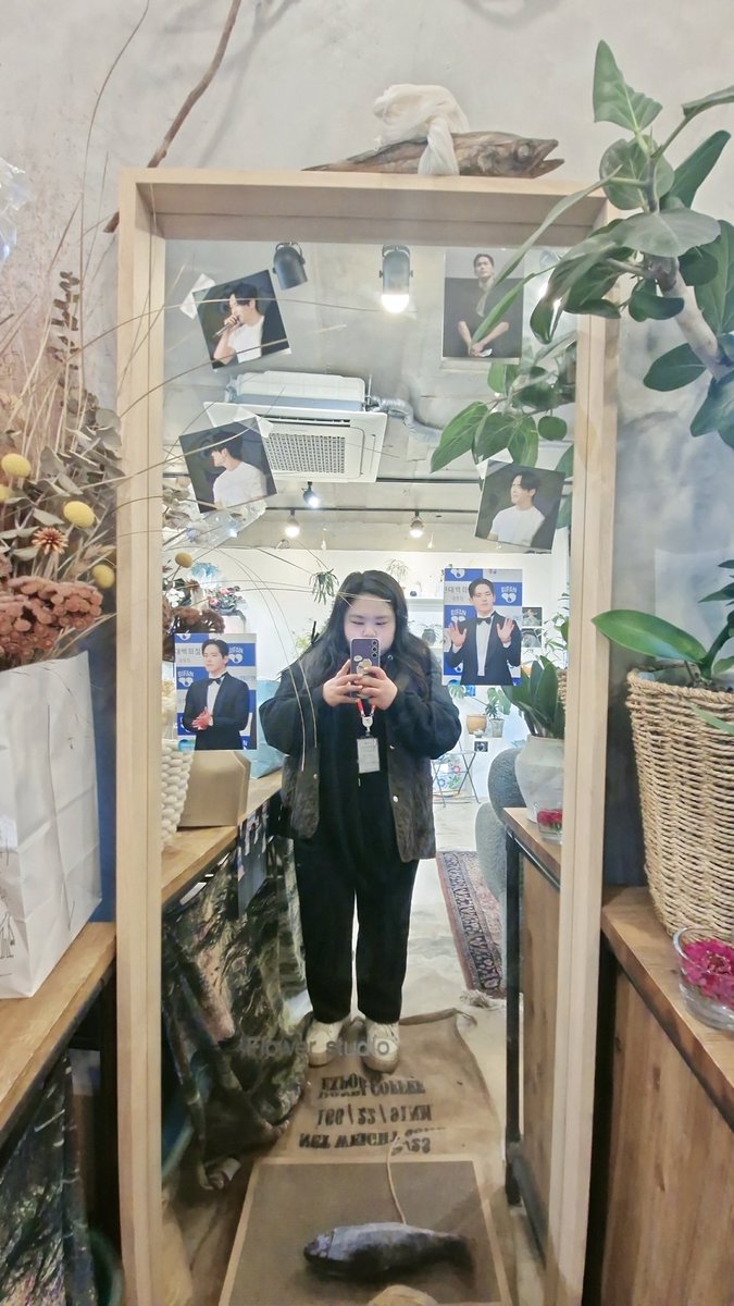 jjiissoo99's tweet photo. 퇴근하면서 들리느라 오래 못있어서 아쉽지만...  
#호야 #이호원 
#소중한사람_따듯한기억_해피호원데이 https://t.co/42AK1N32Hv