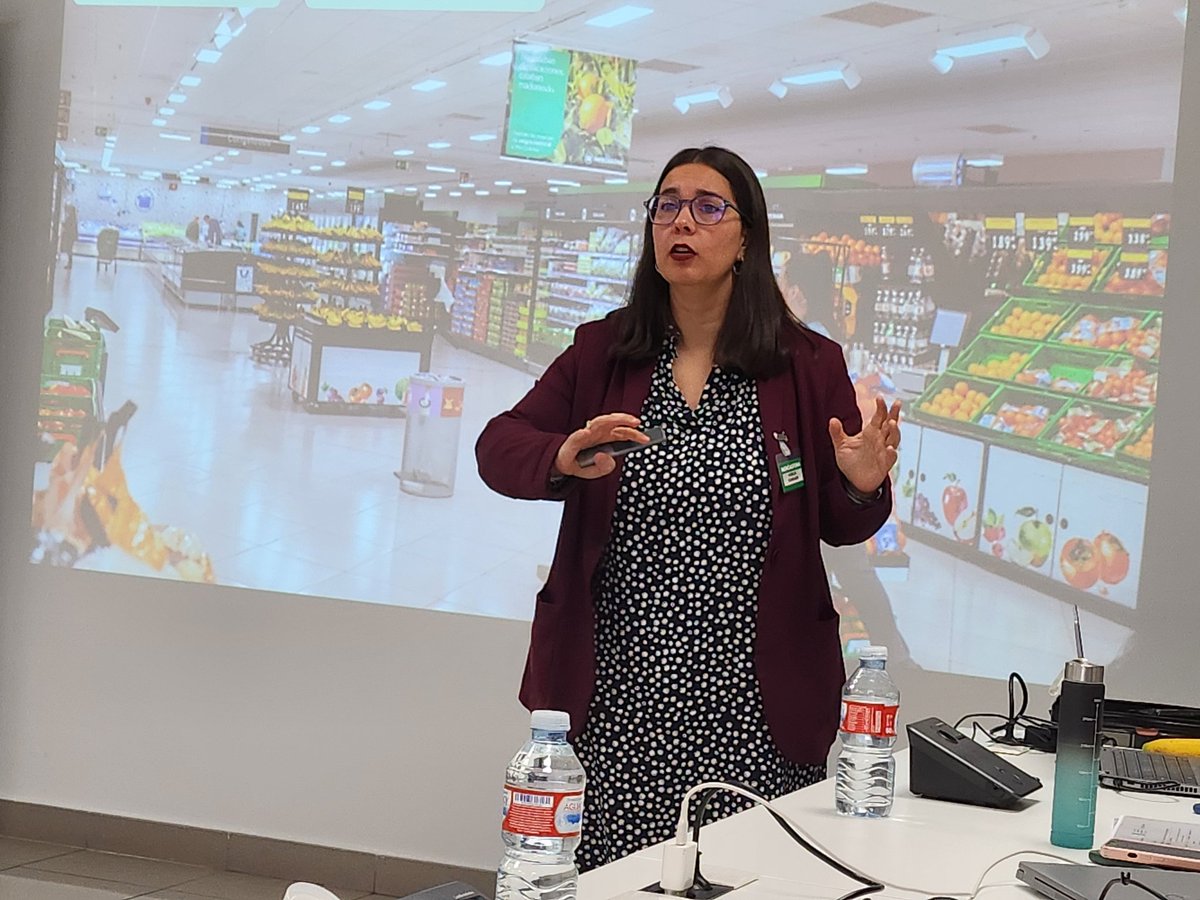 Hoy visitamos con los alumnos de <a href="/EUCAgro/">Comunicación Agroalimentaria</a> el bloque logístico de <a href="/Mercadona/">Mercadona</a> en Cienpozuelos. Nos reciben y cuentan <a href="/VYusteJordan/">Víctor Yuste Jordán</a>, de <a href="/forointeralimen/">Foro Interalimentario</a>, Noelia Conrado, gerente de #Comunicación, y <a href="/mar21880409/">Mar Revenga</a>, gerente de relaciones externas.