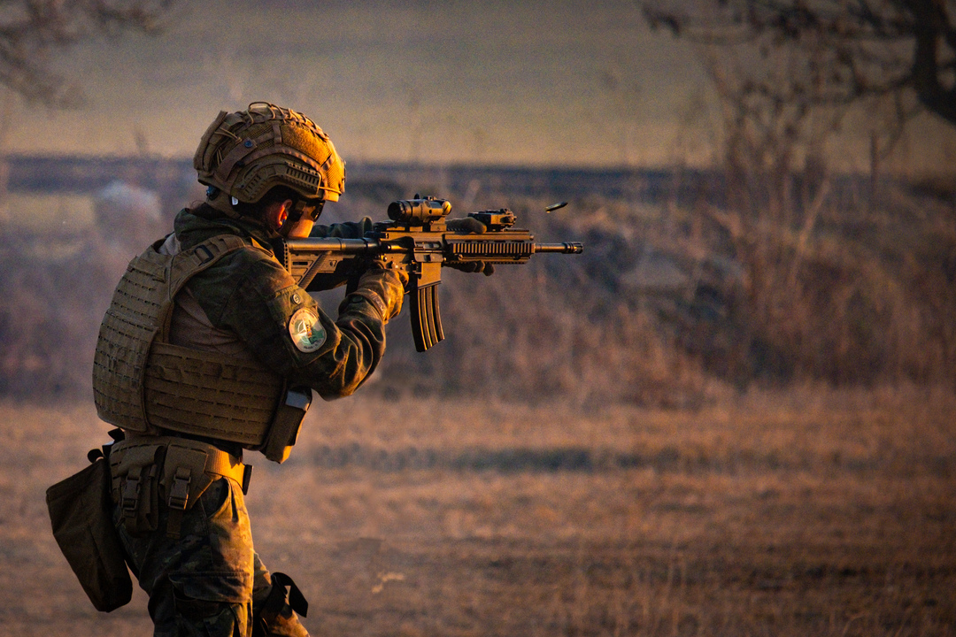 EMADmde's tweet image. Los Infantes de Marina de #FIMAR-RI desplegados en Rumanía, realizan ejercicios de tiro para perfeccionar su capacidad de reacción y precisión con armamento individual y colectivo. Comprometidos con la seguridad en el flanco este. #MOPS @NATOBGRomania @Armada_esp