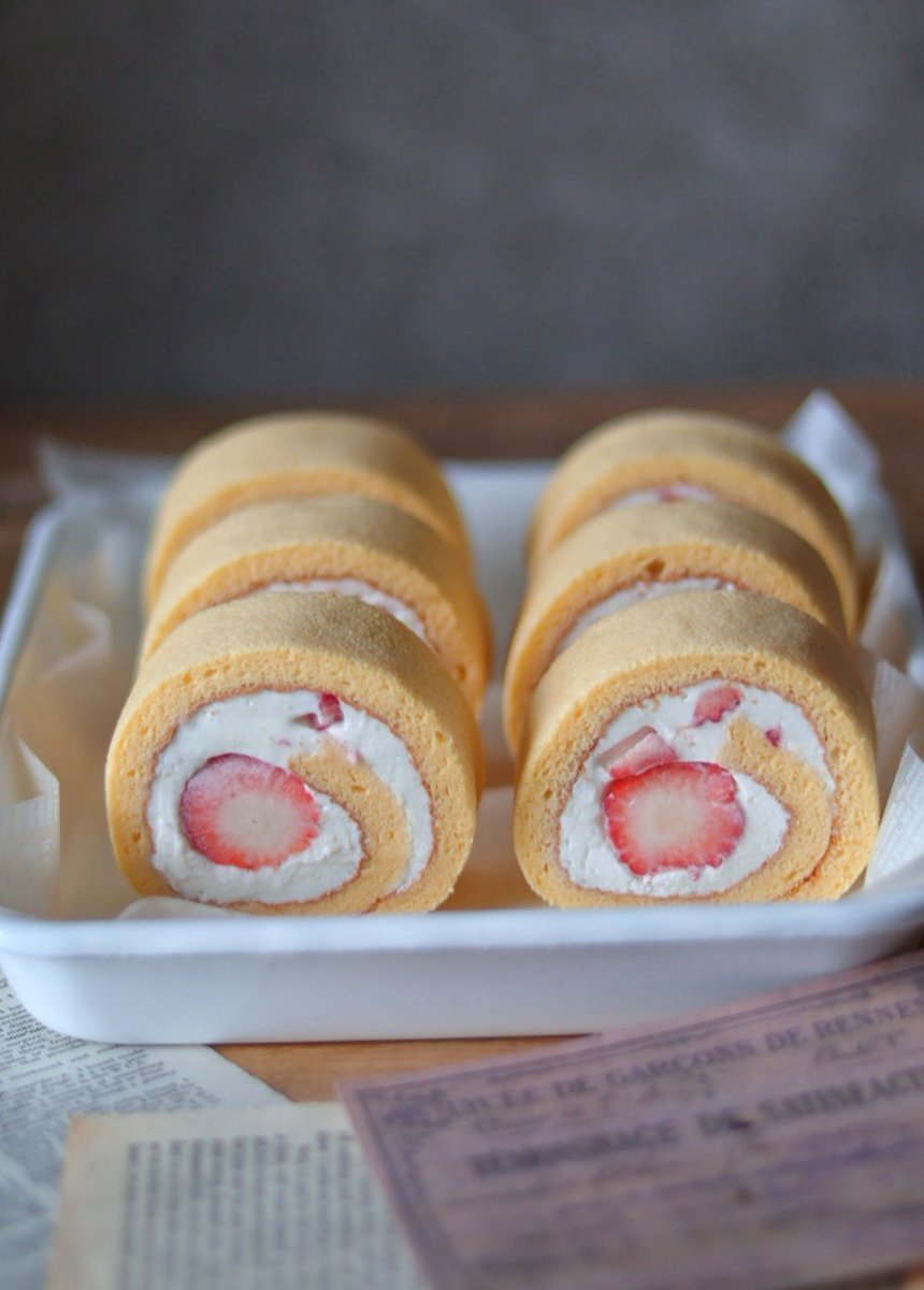 yuki_buono's tweet photo. ▷米粉のいちごロールケーキ
卵２個で巻き巻き、生クリームは100g。 さがほのか🍓
はちみつクリームです。次の日に食べるといちごとクリームが馴染んで美味です！
#手作りお菓子
#お菓子作り 
#グルテンフリー 
#コッタ 
#コッタアンバサダー https://t.co/0nRtj0ndrU