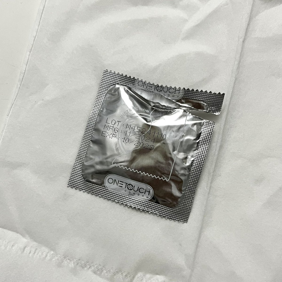 พลิกถุงยางหันด้านสีเทาเข้าหาตัวแล้วรูดลงให้สุดโคน ไม่ผิดด้านแน่นอน