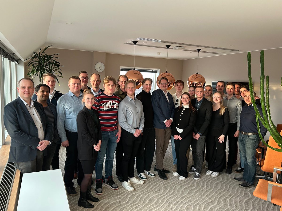 Kiltailta. Metallinjalostajien arvokkaat vieraat Etelärannassa. On aina innostavaa tavata opiskelijoita - meillä on fiksua porukkaa kasvamassa vastuullisiin tehtäviin 👍 

Kävime läpi maailman muuttuvia metallitarpeita ja sen avaamia osaajatarpeita. Työsarkaa aukeaa varmasti ja