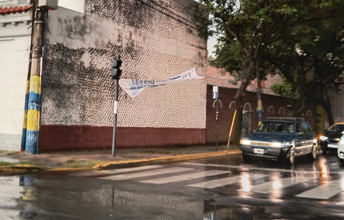 Mongsfeld y Avellaneda 
Ésto pasá...si esto pasa con sus Pasacalles... aparte d estar prohibidos se desprenden y ahora es un peligro...
<a href="/emergenciasAR/">red de emergencias</a>