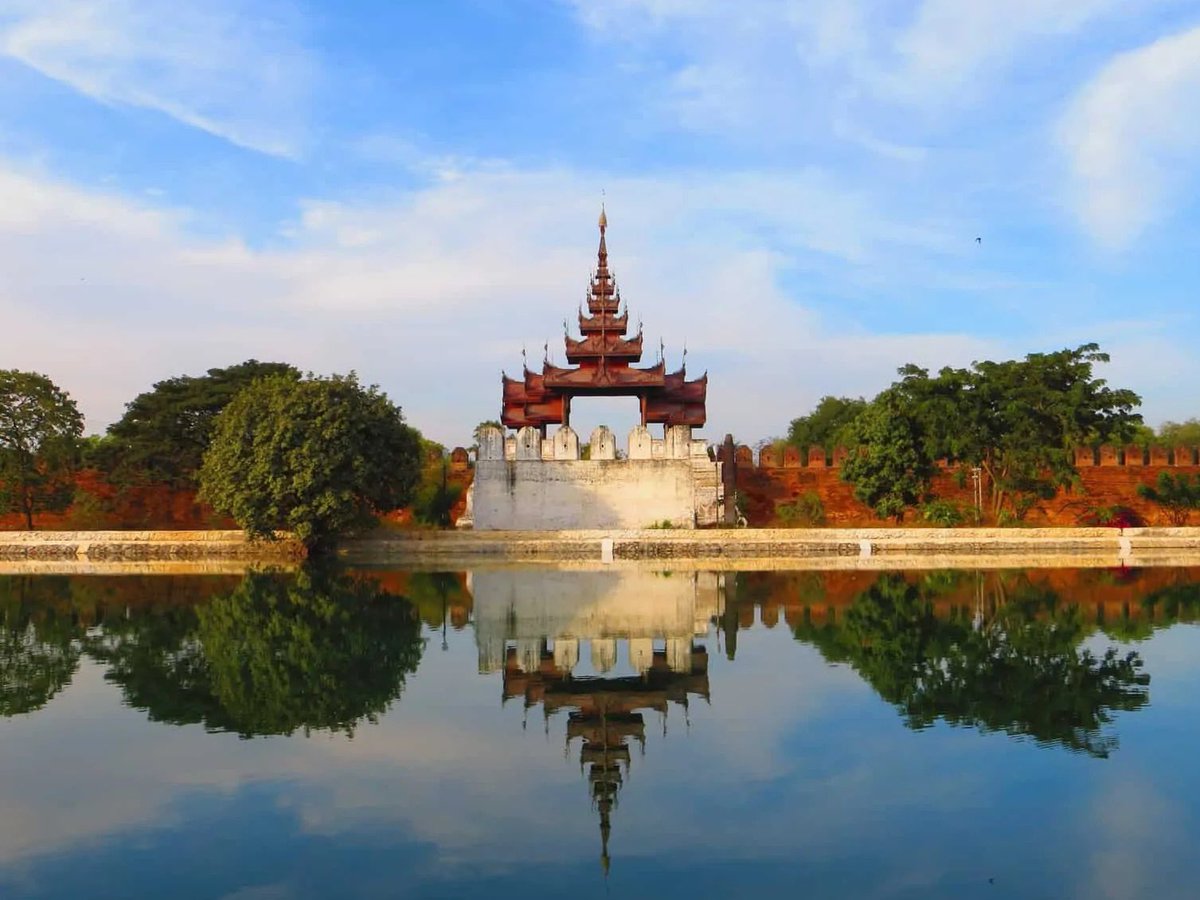 เบื้องต้นโครงสร้างพระราชวังมัณฑะเลย์ เสียหายจากแผ่นดินไหว แม้จะเป็นโครงสร้างไม้ อย่างไรก็ตาม พระราชวังที่เราเห็นในปัจจุบันเป็นของสร้างใหม่ในปี 1989 หลังจากไฟไหม้ครั้งใหญ่ในช่วงสงครามโลกครั้งที่ 2 ราว 44 ปี เพลิงในครั้งนั้นทำลายอาคารสำคัญของพระราชมณเฑียรสถานไปทั้งหมด #เม้าตึก (1)