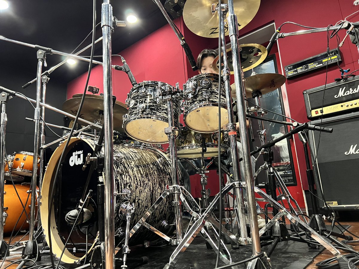 akira_drums's tweet photo. 中学生の生徒とそのお父さまと一緒にドラムレコーディングレッスン！春休み特別版みたいな感じで濃厚でした。生徒くんDWのマイセットを持ち込み気合い十分！！めちゃむずい曲二曲を2時間弱で2テイクずつくらいで決めていて普通に見習いました。笑　良い音で録れたね！またやろうー！ https://t.co/ADQF1xionf